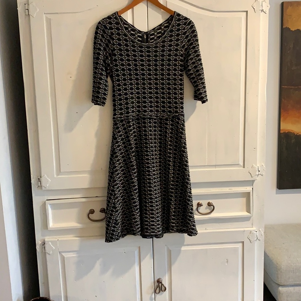 Ladies dress, size small, black and white, the skirt of the dress is lined.